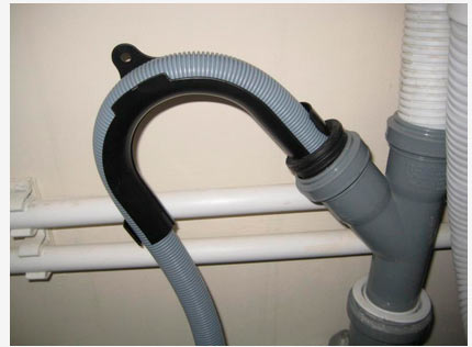 如图所示，排水软管连接到水槽虹吸管以进行清洗或污水处理。 结果，连接将足够紧密 。